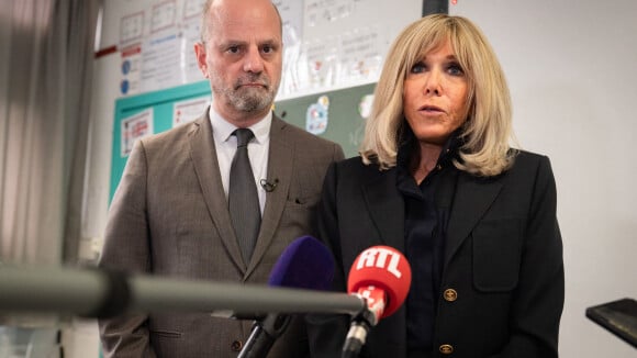 Brigitte Macron, accompagnée du ministre de l'Education Jean-Michel Blanquer, s'est exprimée avec émotion sur l'arrivée d'enfants réfugiés ukrainiens devant la presse lors de sa visite d'une école à Epinay-sur-Seine