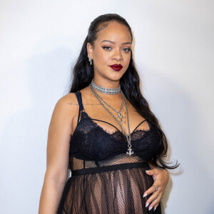 Rihanna, enceinte, assiste au défilé Christian Dior (collection prêt-à-porter automne-hiver 2022-2023). Paris, le 1er mars 2022. © Olivier Borde / Bestimage