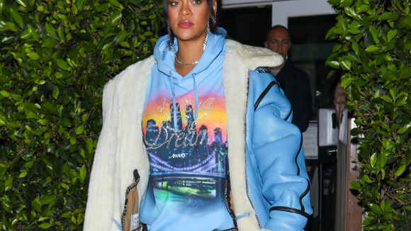 Rihanna, enceinte : ventre couvert et jambes à l'air, la future maman surprend