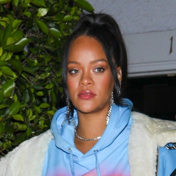 Ventre couvert et jambes à l'air : Rihanna, enceinte, a dîné au restaurant Giorgio Baldi à Santa Monica.