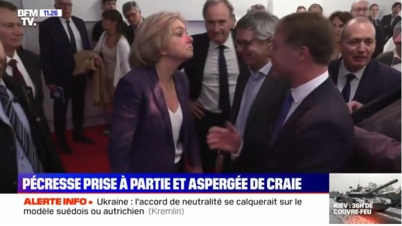 Valérie Pécresse aspergée de poudre rose après un discours devant la CPME.