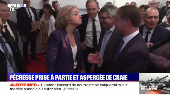 Valérie Pécresse aspergée après un discours : la vidéo de l'acte malveillant