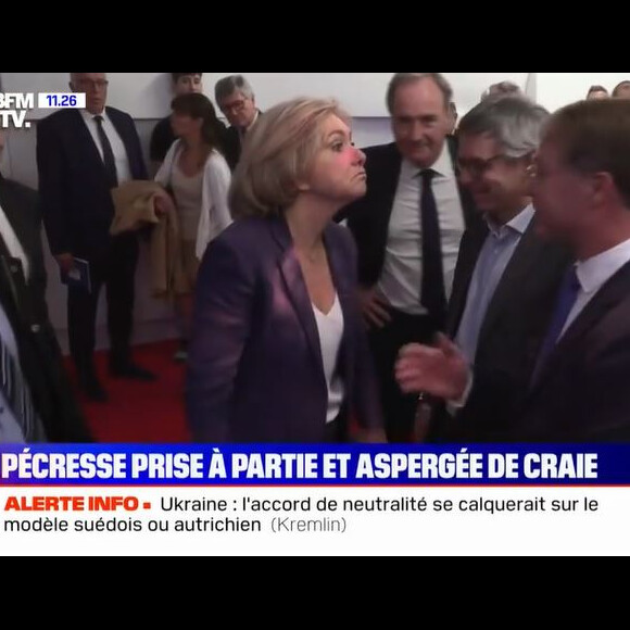 Valérie Pécresse aspergée de poudre rose après un discours devant la CPME.