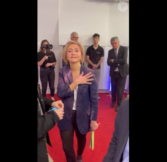 Valérie Pécresse aspergée de poudre rose après un discours devant la CPME, le 16 mars 2022