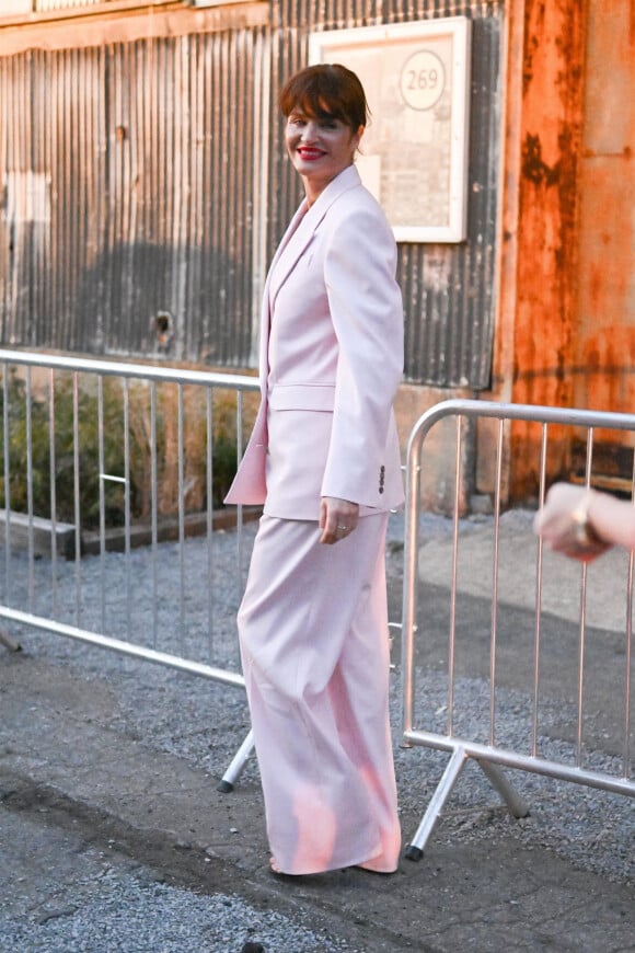 Helena Christensen assiste au défilé Alexander McQueen, collection automne-hiver 2022-2023, à New York, le 15 mars 2022.
