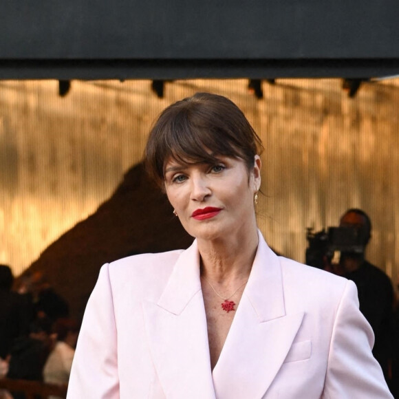 Helena Christensen assiste au défilé Alexander McQueen, collection automne-hiver 2022-2023, à New York, le 15 mars 2022.