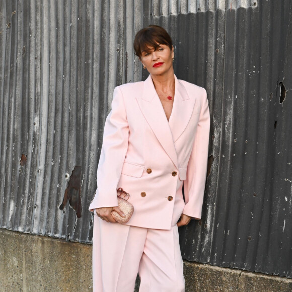 Helena Christensen assiste au défilé Alexander McQueen, collection automne-hiver 2022-2023, à New York, le 15 mars 2022.