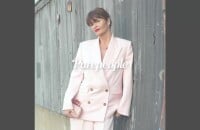 Helena Christensen : Canon en costume rose pâle pour applaudir Kaia Gerber