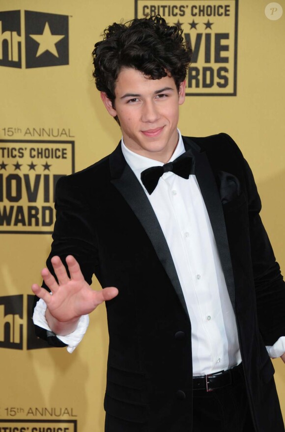 Nick Jonas est venu sans ses frères Kevin et Joe aux Critics' Choice Awards, à Los Angeles, le 15 janvier 2010 !