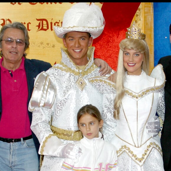 Alain Delon avec ses enfants : Anthony, Alain-Fabien, Anouchka et sa petite fille Loup pour celebrer le Noel d'Eurodisney a DisneyLand Paris. 2003