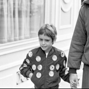 Alain Delon et son fils Anthony dans Paris en 1972.