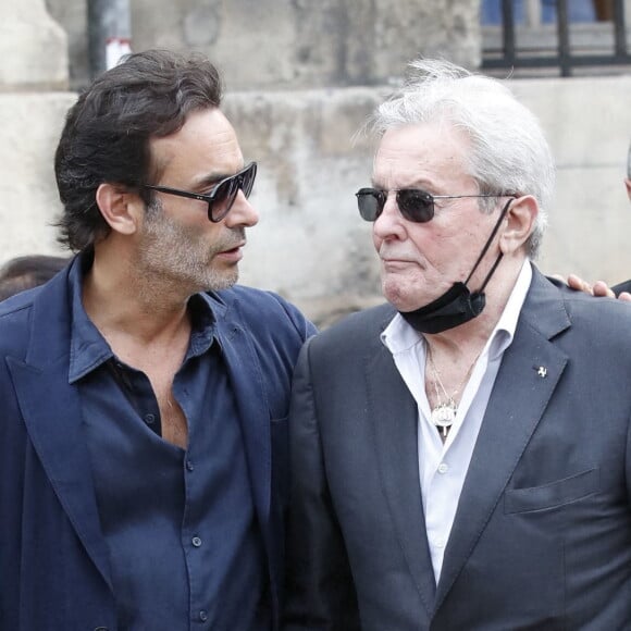 Alain Delon et son fils Anthony - Obsèques de Jean-Paul Belmondo en l'église Saint-Germain-des-Prés, à Paris. © Cyril Moreau / Bestimage