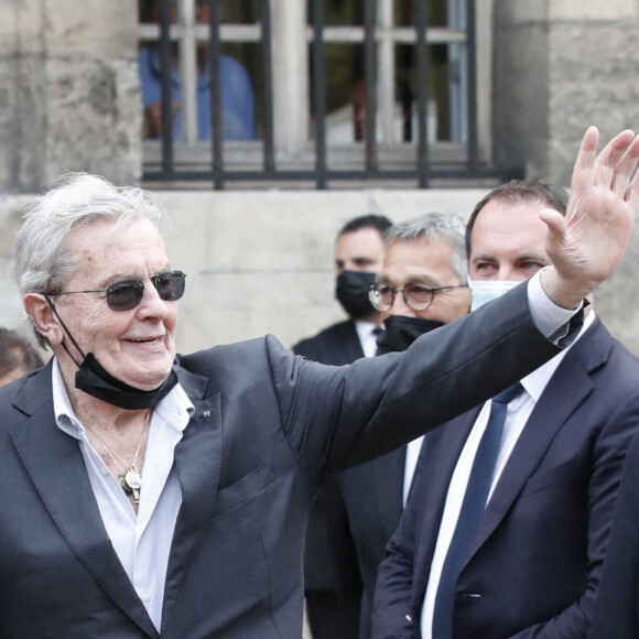 Alain Delon et son fils Anthony - Obsèques de Jean-Paul Belmondo en l'église Saint-Germain-des-Prés, à Paris le 10 septembre 2021. © Cyril Moreau / Bestimage