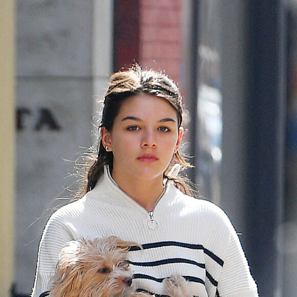 Exclusif - Suri Cruise, la fille de Tom Cruise et Katie Holmes, promène son chien à New York, le 16 mars 2022.