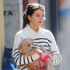 Exclusif - Suri Cruise, la fille de Tom Cruise et Katie Holmes, promène son chien à New York, le 16 mars 2022.