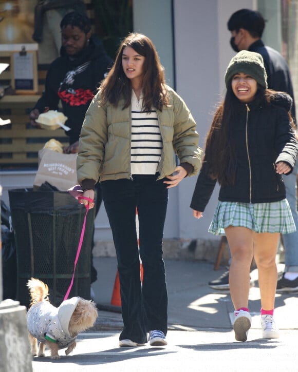 Exclusif - Suri Cruise, la fille de Katie Holmes et Tom Cruise, promène son chien avec une amie. New York, le 14 mars 2022.