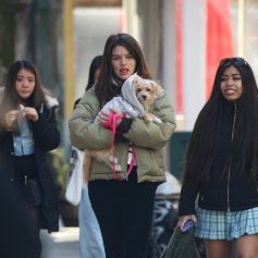 Exclusif - Suri Cruise, la fille de Katie Holmes et Tom Cruise, promène son chien avec une amie. New York, le 14 mars 2022.