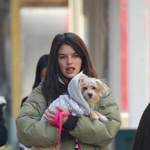 Exclusif - Suri Cruise, la fille de Katie Holmes et Tom Cruise, promène son chien avec une amie. New York, le 14 mars 2022.