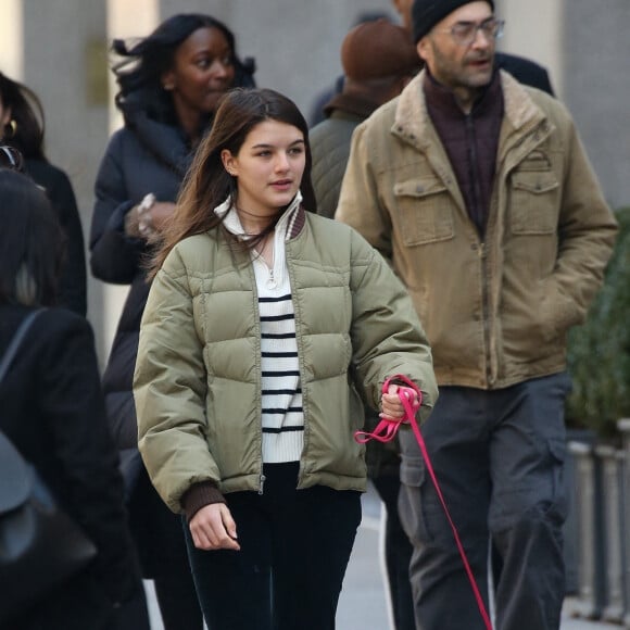 Exclusif - Suri Cruise, la fille de Katie Holmes et Tom Cruise, promène son chien avec une amie. New York, le 14 mars 2022.