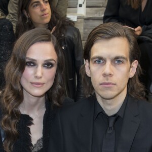 Keira Knightley et son mari James Righton assistent au défilé "Chanel Cruise" (collection croisière 2018) au Grand Palais à Paris le 3 mai 2017. © Olivier Borde / Bestimage