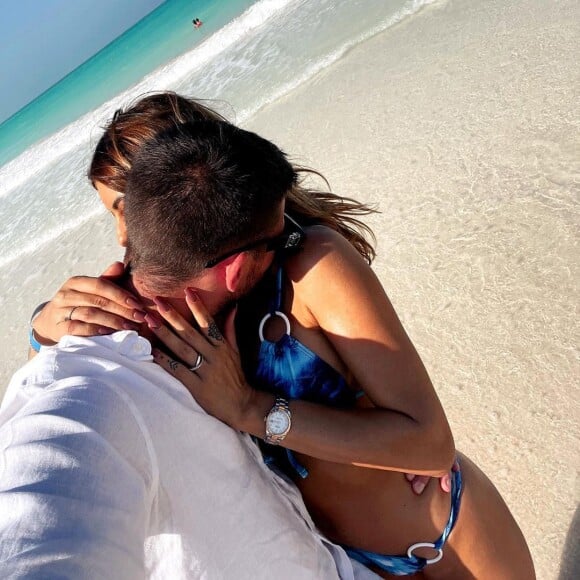 Sarah Lopez officialise son couple avec un charmant brun - Instagram