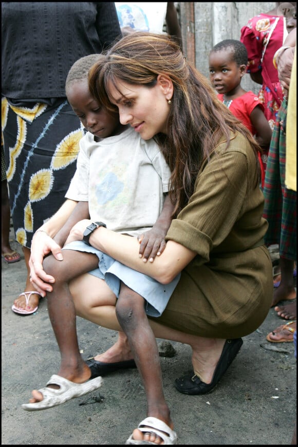 Tasha de Vasconcelos en visite dans une famille touchée par le SIDA. Beira, Mozambique. Mars 2006