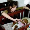 Tasha de Vasconcelos passe un long moment avec un bébé atteint du SIDA...