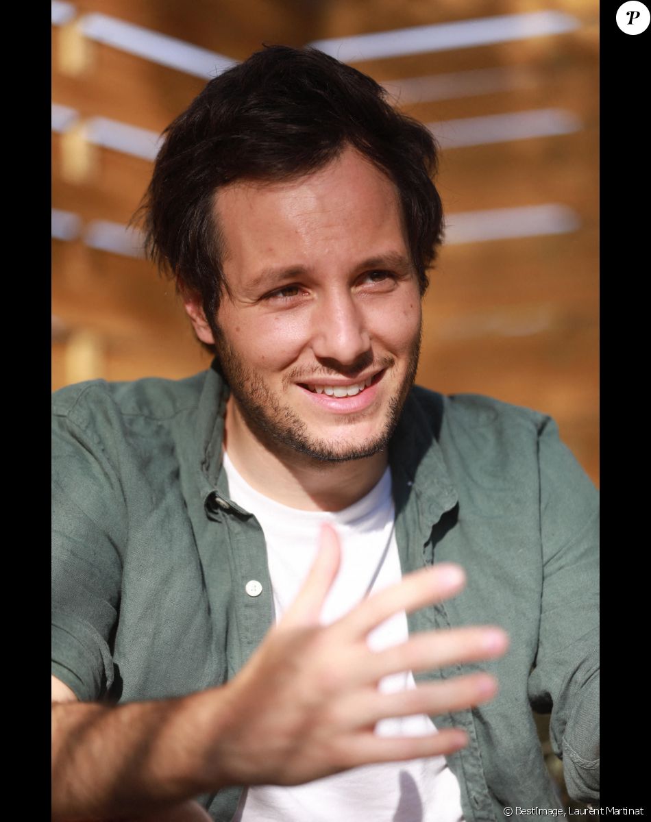 Exclusif - Vianney interviewé par des jeunes lecteurs de "Var Matin" avant son concert au Festival du Château à Solliès-Pont, le 19 juillet 2021. © Laurent Martinat / Nice Matin / Bestimage