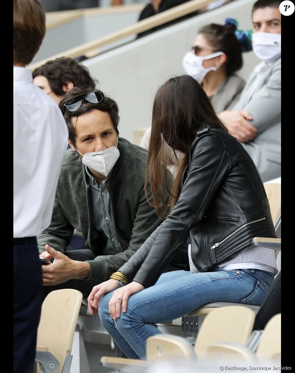 Vianney (Vianney Bureau) et sa compagne Catherine Robert (enceinte) dans les tribunes des Internationaux de France de tennis de Roland Garros à Paris, France, le 5 juin 2021. © Dominique Jacovides/Bestimage