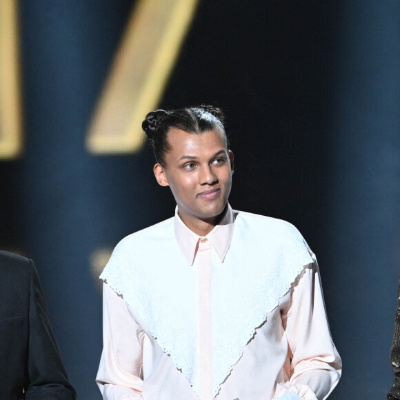 Olivier Minne, Stromae et Laury Thilleman lors de la 37e cérémonie des Victoires de la musique à la Seine musicale de Boulogne-Billancourt, le 11 février 2022. © Guirec Coadic/Bestimage