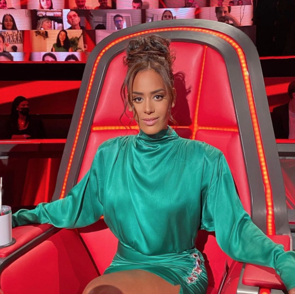 Amel Bent sur le plateau de l'émission "The Voice". Mars 2021.