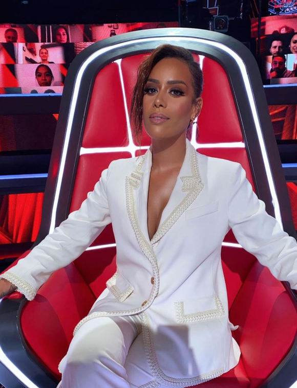 Amel Bent sur son fauteuil de coach dans "The Voice". Mai 2021.