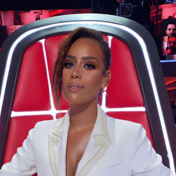 Amel Bent sur son fauteuil de coach dans "The Voice". Mai 2021.