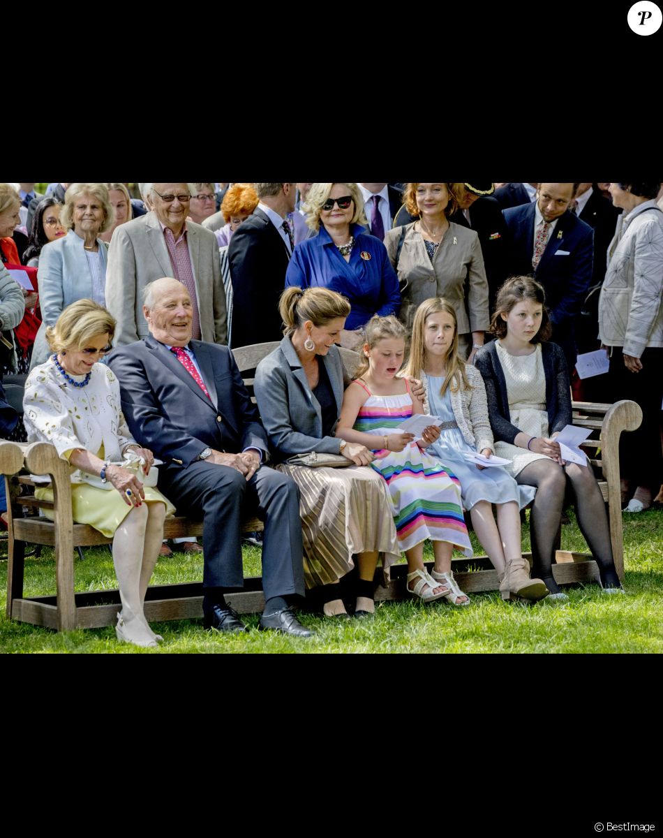 La reine Sonja, le roi Harald, la princesse Martha Louise, Emma Tallulah Behn, Leah Isadora Behn et Maud Angelica Behn - La famille royale fête le 80ème anniversaire de la reine Sonja de Norvège à la galerie d'art Reine Sonja aux écuries du palais à Oslo, le 4 juillet 2017.