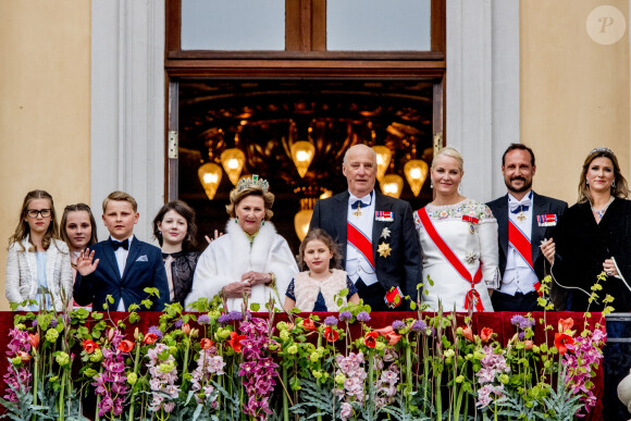 La princesse Ingrid Alexandra, la princesse Emma Tallulah Behn, le prince Sverre Magnus, la princesse Maud Angelica Behn, la reine Sonja, la princesse Leah Isadora Behn, le roi Harald V, la princesse Mette-Marit, le prince Haakon, la princesse Märtha Louise - Les familles royales au balcon lors du 80ème anniversaire du roi Harald et de la reine Sonja de Norvège à Oslo, Norvège, le 9 mai 2017.
