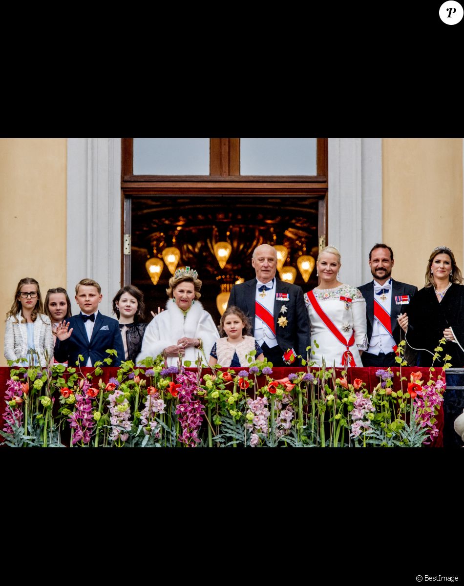 La princesse Ingrid Alexandra, la princesse Emma Tallulah Behn, le prince Sverre Magnus, la princesse Maud Angelica Behn, la reine Sonja, la princesse Leah Isadora Behn, le roi Harald V, la princesse Mette-Marit, le prince Haakon, la princesse Märtha Louise - Les familles royales au balcon lors du 80ème anniversaire du roi Harald et de la reine Sonja de Norvège à Oslo, Norvège, le 9 mai 2017.