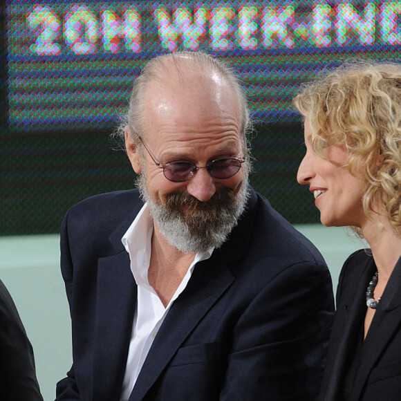 Sandrine Bonnaire, William Hurt et Alexandra Lamy sur le plateau du Grand Journal de Cannes sur Canal +, le 21 mai 2012.