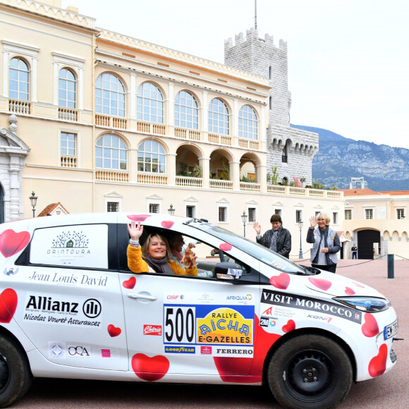 La princesse Stéphanie de Monaco et Dominique Serra, fondatrice et organisatrice du rallye, donnent le départ de la 31ème édition du Rallye des Gazelles ("Rallye Aïcha des e-gazelles") sur la place du Palais Princier à Monaco, le 18 mars 2022. © Bruno Bebert/Bestimage