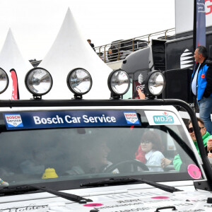 Christian Estrosi, le maire de Nice, a donné le départ officiel de la 31ème édition du Rallye des Gazelles sur le port de Nice, en compagnie de Dominique Serra, fondatrice et organisatrice du rallye, le 19 mars 2022. © Bruno Bebert/Bestimage