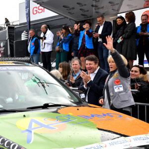 Christian Estrosi, le maire de Nice, a donné le départ officiel de la 31ème édition du Rallye des Gazelles sur le port de Nice, en compagnie de Dominique Serra, fondatrice et organisatrice du rallye, le 19 mars 2022. © Bruno Bebert/Bestimage