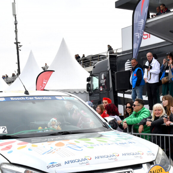 Christian Estrosi, le maire de Nice, a donné le départ officiel de la 31ème édition du Rallye des Gazelles sur le port de Nice, en compagnie de Dominique Serra, fondatrice et organisatrice du rallye, le 19 mars 2022. © Bruno Bebert/Bestimage