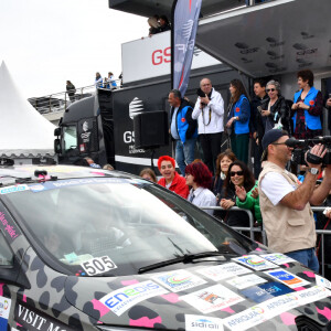 Christian Estrosi, le maire de Nice, a donné le départ officiel de la 31ème édition du Rallye des Gazelles sur le port de Nice, en compagnie de Dominique Serra, fondatrice et organisatrice du rallye, le 19 mars 2022. © Bruno Bebert/Bestimage