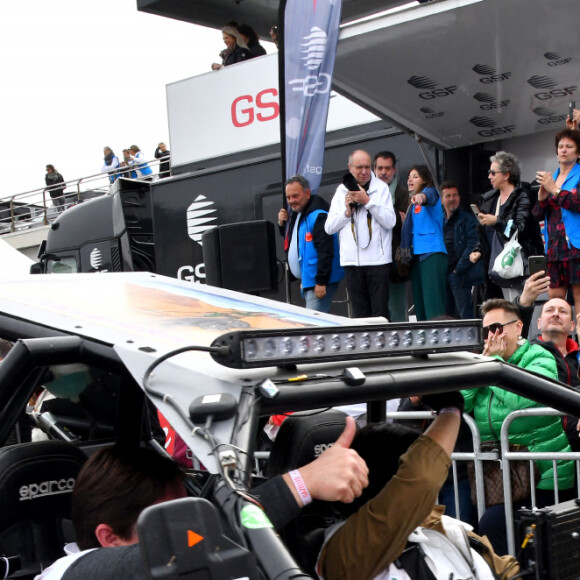 Christian Estrosi, le maire de Nice, a donné le départ officiel de la 31ème édition du Rallye des Gazelles sur le port de Nice, en compagnie de Dominique Serra, fondatrice et organisatrice du rallye, le 19 mars 2022. © Bruno Bebert/Bestimage