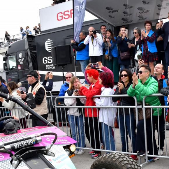 Christian Estrosi, le maire de Nice, a donné le départ officiel de la 31ème édition du Rallye des Gazelles sur le port de Nice, en compagnie de Dominique Serra, fondatrice et organisatrice du rallye, le 19 mars 2022. © Bruno Bebert/Bestimage