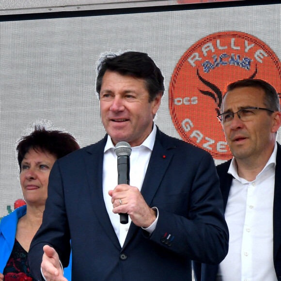 Christian Estrosi, le maire de Nice, a donné le départ officiel de la 31ème édition du Rallye des Gazelles sur le port de Nice, en compagnie de Dominique Serra, fondatrice et organisatrice du rallye, le 19 mars 2022. © Bruno Bebert/Bestimage