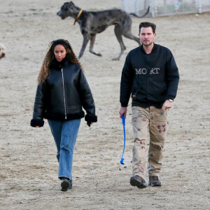 Leona Lewis attend son premier enfant avec son mari Dennis Jauch, le 20 mars 2022 - Exclusif - Leona Lewis joue avec son chien dans un parc canin, sous le regard de son mari Dennis Jauch, à Los Angeles, le 4 janvier 2022. 