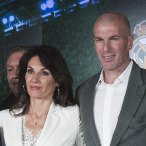 Le nouvel entraîneur du Real Madrid Zinedine Zidane, sa femme Véronique, le président du Real Madrid Florentino Perez et le conseil d'administration du Real Madrid après la conférence de presse au stade Santiago Bernabeu à Madrid, Espagne, le 11 mars 2019.