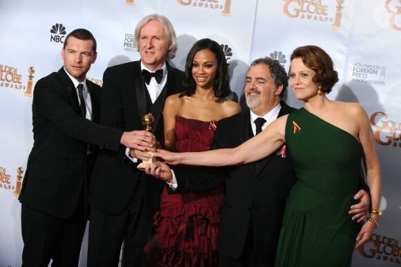 James Cameron et toute son équipe à l'occasion de la grande cérémonie des Golden Globe Awards, au Beverly Hills Hotel, à Los Angeles, le 17 janvier 2010.