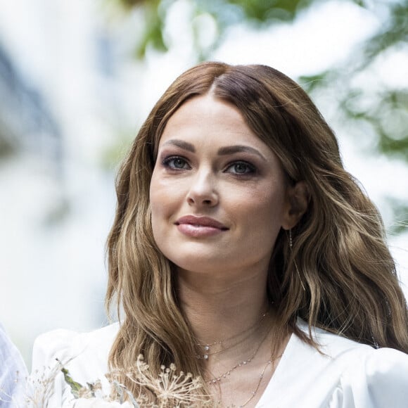 Caroline Receveur - Caroline Receveur et Hugo Philip arrivent à la Mairie du 16ème arrondissement à Paris pour leur mariage, le 11 juillet 2020. Veuillez flouter le visage des enfants avant publication  Please hide children faces prior publication Caroline Receveur and Hugo Philip are seen arriving at the town hall for their wedding in Paris, on July 11th 2020. 