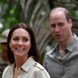 Le prince William et son épouse Kate Middleton visitent la réserve forestière de Chiquibul au Bélize, auprès des soldats de la British Army Training Support Unit (BATSUB), le 21 mars 2022.
